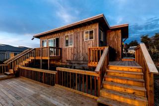 Rustic Beachfront Escape with Fireplace, Views & Pet-Friendly Stay in Florence, Oregon - 0