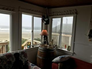 Rustic Beachfront Escape with Fireplace, Views & Pet-Friendly Stay in Florence, Oregon - 6