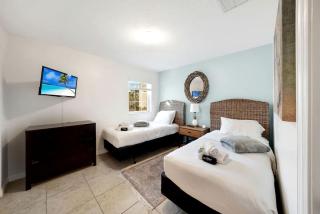 Modern Gated Townhouse with Heated Pool Access Near Beaches – Pompano Beach, Florida - 1