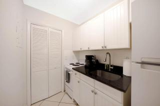Charming Beachside Bungalow with Private Courtyard Near Singer Island, West Palm Beach, Florida - 9