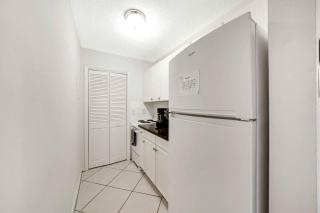 Charming Beachside Bungalow with Private Courtyard Near Singer Island, West Palm Beach, Florida - 7