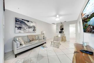 Charming Beachside Bungalow with Private Courtyard Near Singer Island, West Palm Beach, Florida - 5