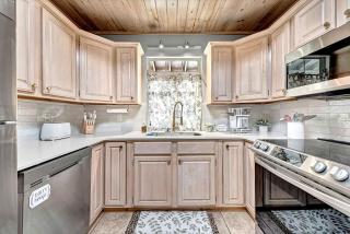 Inviting Hideaway Perfect for a Relaxing Escape in Siloam Springs, Arkansas - 4