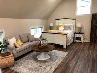 Cozy Farmhouse Loft Retreat with Garage & Scenic Views in Siloam Springs, Arkansas - 6