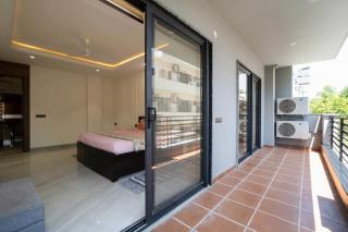 Atrium Luxury 3BHK near IGI Airport & Yashobhoomi with Fast WIFI - 4
