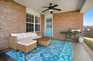 Cozy Retreat w/ Soaker Tub & Family Entertainment Area in Siloam Springs, Arkansas - 5