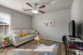Cozy Retreat w/ Soaker Tub & Family Entertainment Area in Siloam Springs, Arkansas - 4