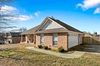 Cozy Retreat w/ Soaker Tub & Family Entertainment Area in Siloam Springs, Arkansas - 0