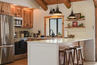 Lucky Logger Cute and Cozy Cabin Getaway - 8