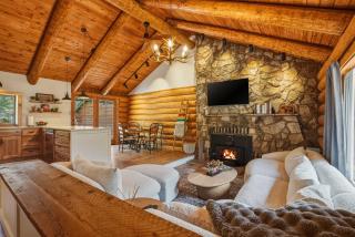 Lucky Logger Cute and Cozy Cabin Getaway - 0