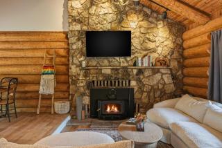 Lucky Logger Cute and Cozy Cabin Getaway - 4