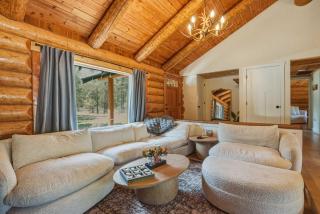 Lucky Logger Cute and Cozy Cabin Getaway - 1