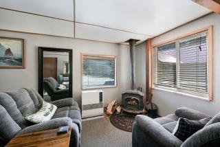 Cozy Pondside Cottage Cabin with Wood-Burning Stove & Private Deck Near Downtown Hope, Alaska - 9