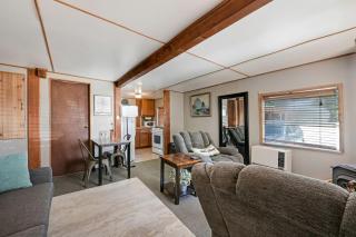 Cozy Pondside Cottage Cabin with Wood-Burning Stove & Private Deck Near Downtown Hope, Alaska - 4