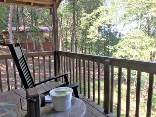 Sparta's Hidden Gem: Unique Views Cabin for an Intimate Escape - 3