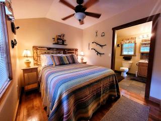 Rustic Elegance: Vintage Decor Cabin with Mountain Scenery in Sparta - 9