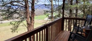 Rustic Elegance: Vintage Decor Cabin with Mountain Scenery in Sparta - 0