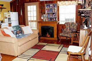 Rustic Elegance: Vintage Decor Cabin with Mountain Scenery in Sparta - 7