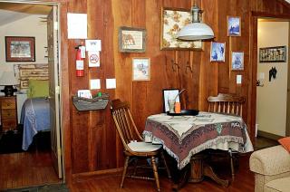 Rustic Elegance: Vintage Decor Cabin with Mountain Scenery in Sparta - 4