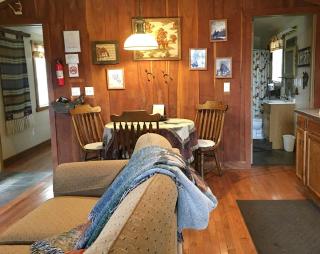 Rustic Elegance: Vintage Decor Cabin with Mountain Scenery in Sparta - 3