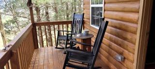 Rustic Elegance: Vintage Decor Cabin with Mountain Scenery in Sparta - 1