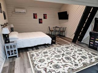 Newly Built Modern Cottage with New England Charm, near the Draper Mountain Trail System - 1