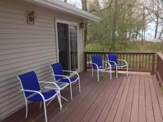 Beautiful Cottage with Private Hot Tub Overlooking Lake near Rochester, New York - 4