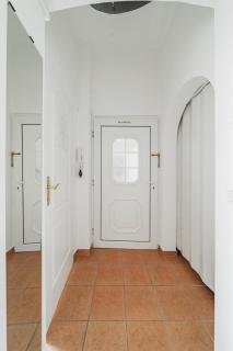 Calm Central Courtyard Apartment - 8