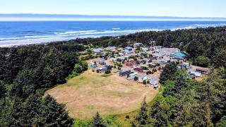 Delightful Glamping Vintage Trailer Rental near the Ocean, Waldport, Orego - 3
