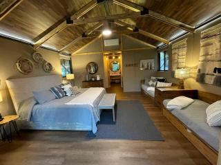 Cozy Lakefront Glamping Cabin with Private Patio near Austin, Texas - 8