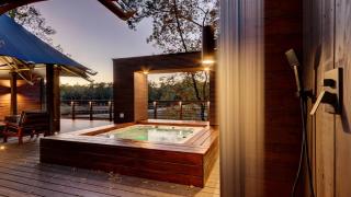 Hot Springs Getaway: Fully Equipped Tented Cabin with Nature's Embrace and Private Hot Tub - 9