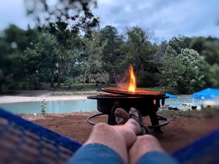 Family-Friendly and Fun-Filled Glamping Getaway: Amazing Safari Tent on the San Marcos River near Kingsbury, Texas - 6