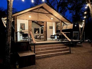 Rustic Lake Bastrop Cabin with Private Patio & Grill near Austin, Texas - 0