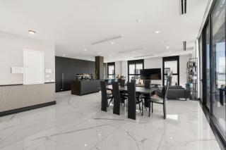 Sky High 15 - Luxury Penthouse with Panoramic View - 8