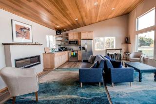 Romantic Tiny House Getaway with a Communal Lodge near Waldport, Oregon - 9