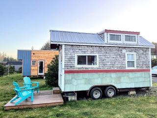 Romantic Tiny House Getaway with a Communal Lodge near Waldport, Oregon - 3