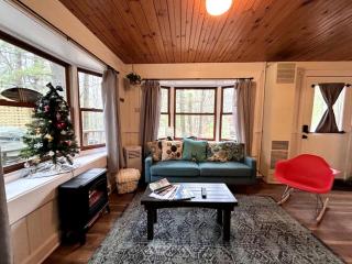 Cozy Vintage Lake Cabin with Hot Tub & Beach Access near Traverse City, Northern Michigan - 7