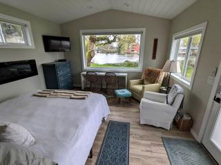 Columbia River Glamping Retreat: Cozy Cabin for Two in Skamokawa, Washington - 4