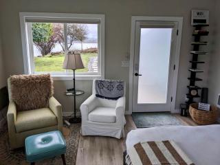 Columbia River Glamping Retreat: Cozy Cabin for Two in Skamokawa, Washington - 2
