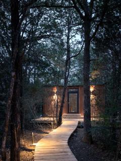 Romantic Mirror Cabin Retreat by the Lake in the Enchanted Forests of Texas - 5