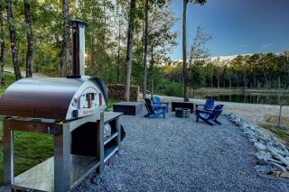 Hot Springs Retreat: Luxe Tented Cabin with Waterfront Views and Hot Tub - 6