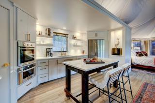 Hot Springs Retreat: Luxe Tented Cabin with Waterfront Views and Hot Tub - 4