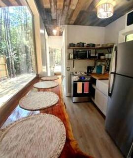 Outstanding Forest Container with Water Views and BBQ in Texas - 9