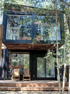 Outstanding Forest Container with Water Views and BBQ in Texas - 5