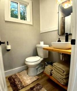 Outstanding Forest Container with Water Views and BBQ in Texas - 4