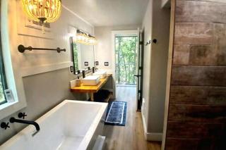 Outstanding Forest Container with Water Views and BBQ in Texas - 1