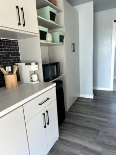 Charming Container Home with Hot Tub near Sardis Lake, Perfect for a Romantic Glamping Getaway - 7