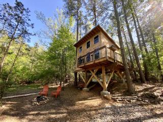 Luminous Peaceful Treehouse with Incredible Forest Views and Fire Pit in Arkansas - 0