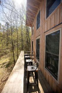 Luminous Peaceful Treehouse with Incredible Forest Views and Fire Pit in Arkansas - 5