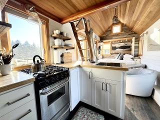 Impressive Tiny House with Fireplace in Waldport, Oregon - 9